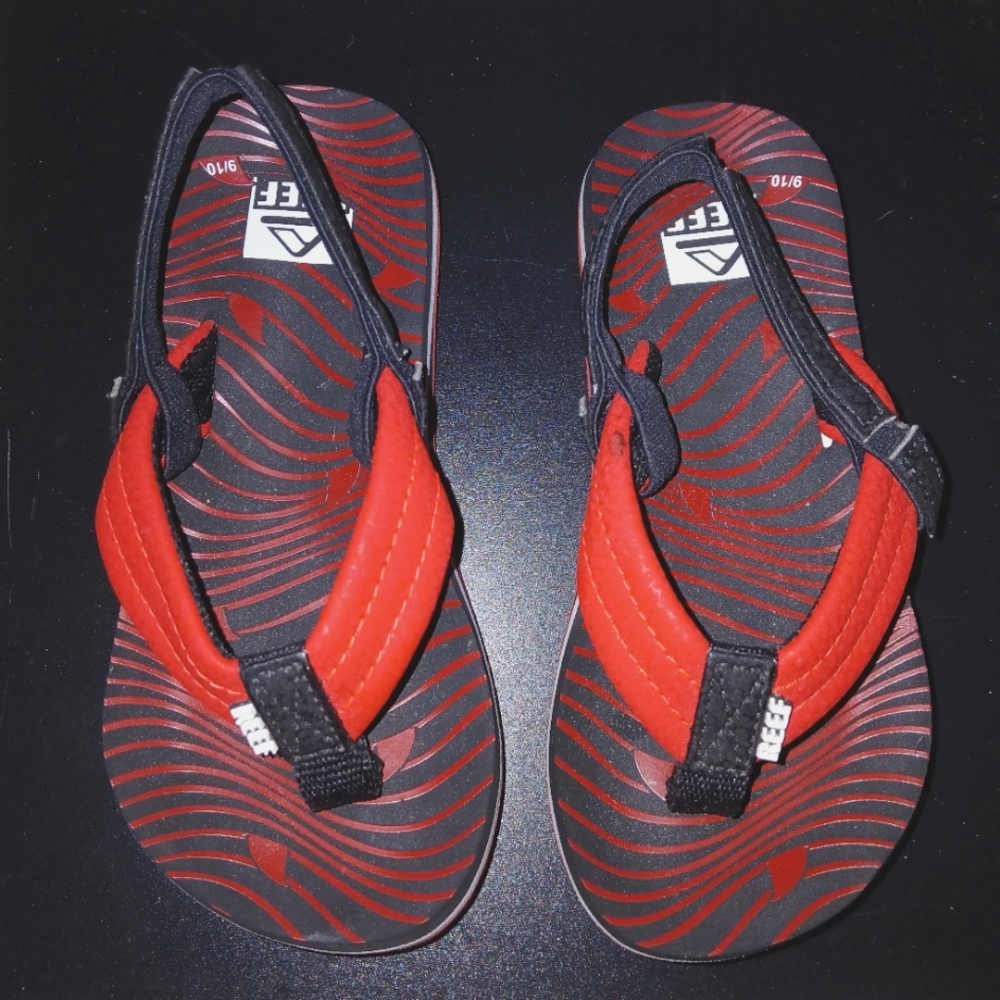 REEF Red and Black Shark Kid's Flip Flops, Size 9/10